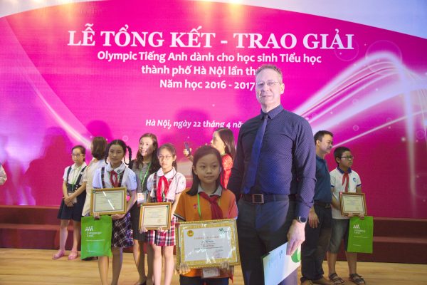 Quán quân Olympic Tiếng Anh Tiểu Học 2017: Cô bé “hạt tiêu” siêu “cao thủ”