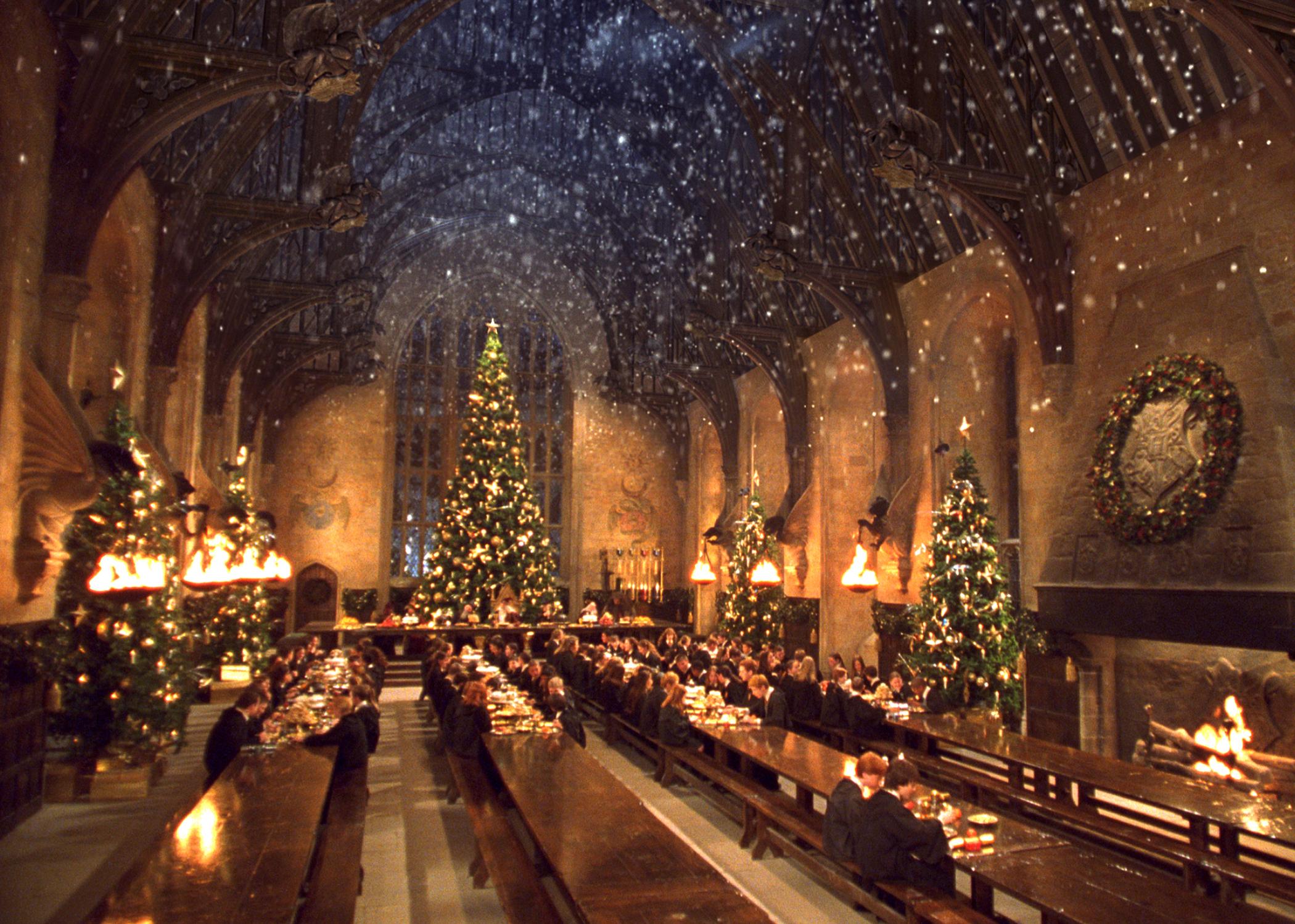 hội trường lớn trường Phù thủy Hogwarts trong đêm Giáng sinh với trần nhà lung linh ánh đèn - bối cảnh chính để viết về bộ phim Harry Potter bằng tiếng Anh