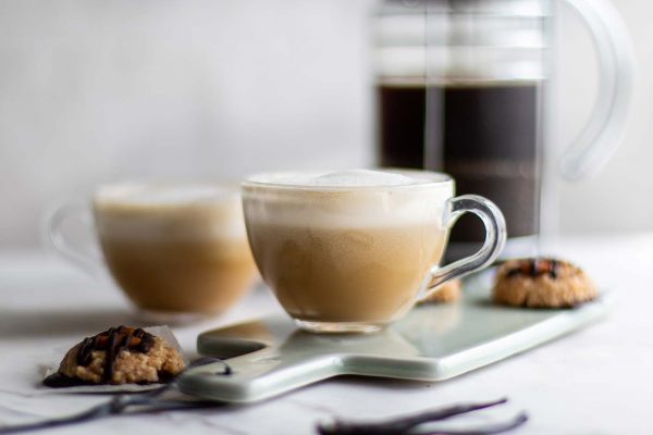 2 tách cà phê latta - hình ảnh minh họa cho từ vựng tiếng Anh về cà phê