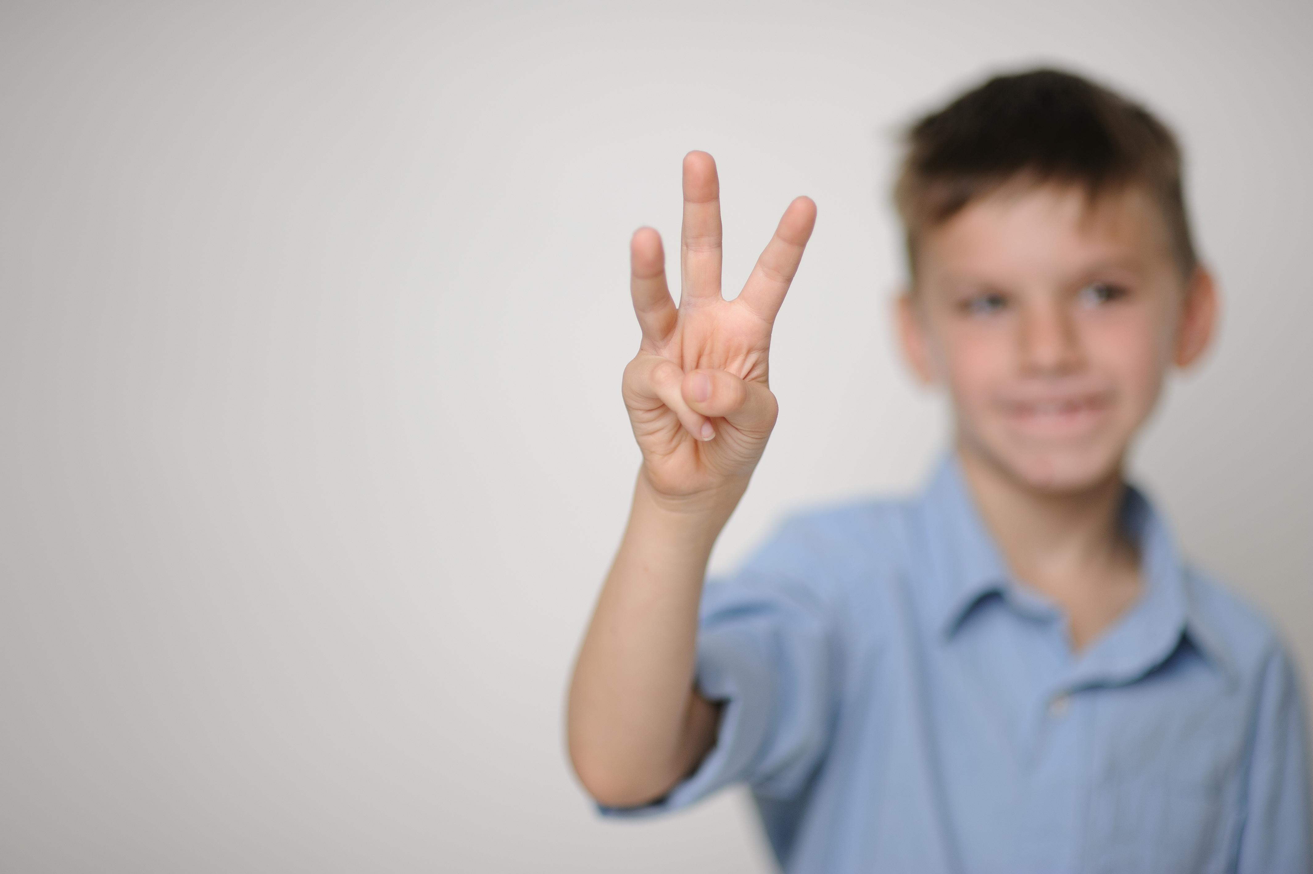 Trẻ em dễ dàng học đếm qua bài hát "How many fingers"