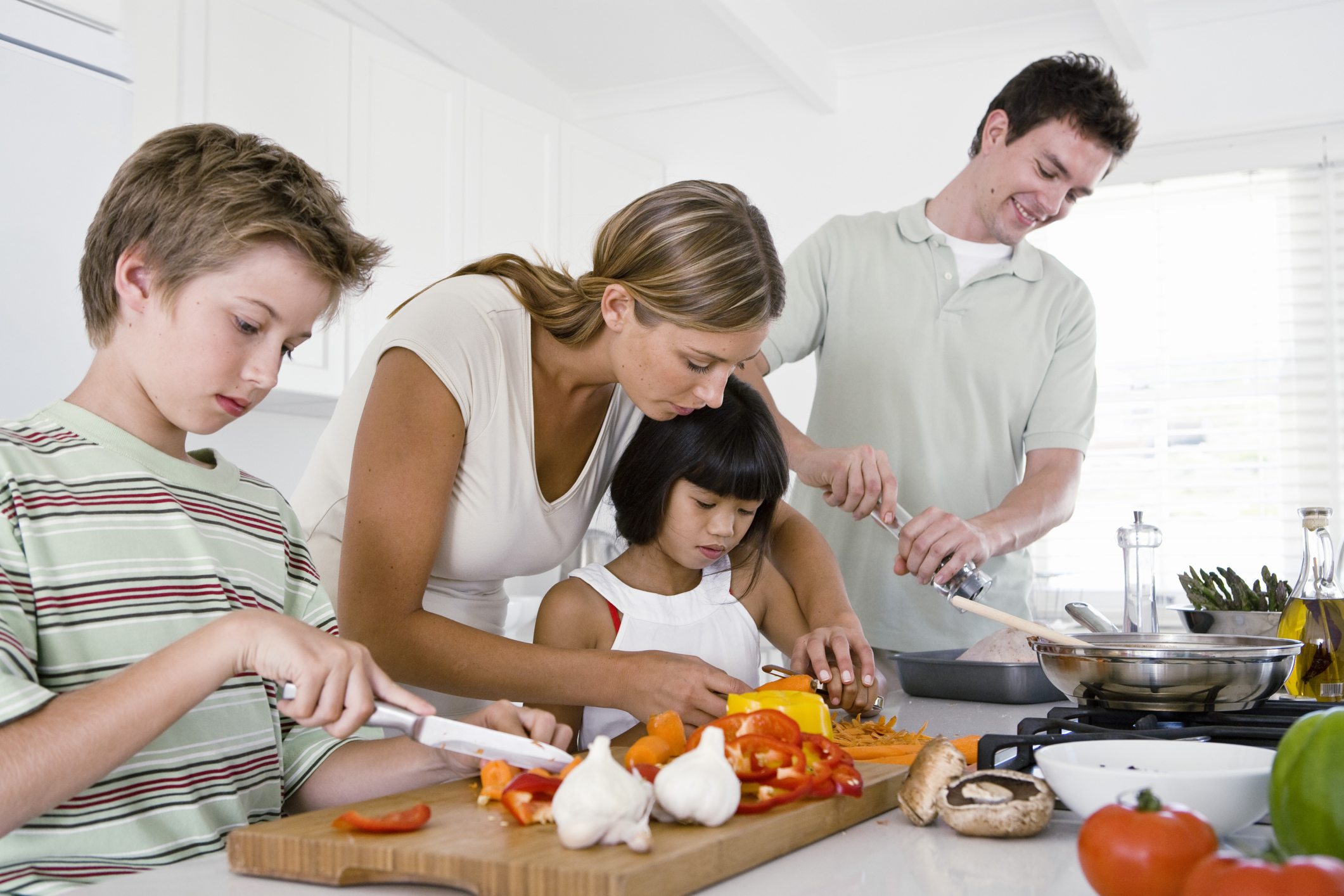 Cha mẹ có thể cho con trẻ nghe các bài hát tiếng Anh trong khi nấu ăn hoặc sáng tạo các đồ vật thủ công