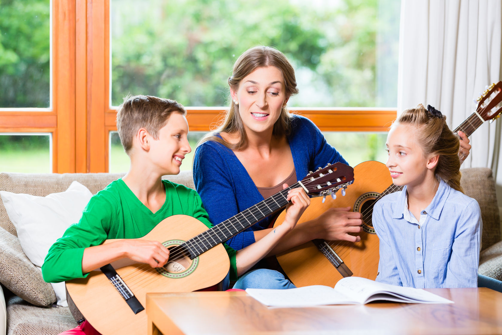 Các bài hát có vần điệu sẽ dễ dàng thu hút sự chú ý của trẻ