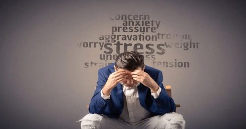 Under pressure là gì? Các cụm đi với under