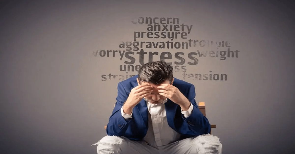 Under pressure là gì? Các cụm đi với under