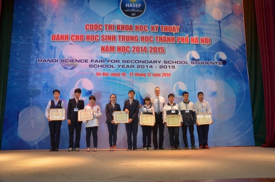Ông Gavan Iacono trao học bổng cho các thí sinh đạt giải cuộc thi “Nghiên cứu khoa học kỹ thuật dành cho học sinh trung học TP. Hà Nội”